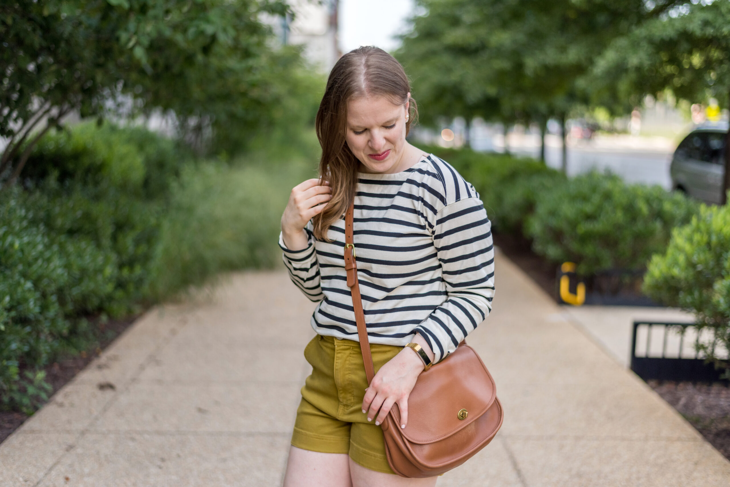 woman blogger wearing Everlane Striped Tee with mustard shorts