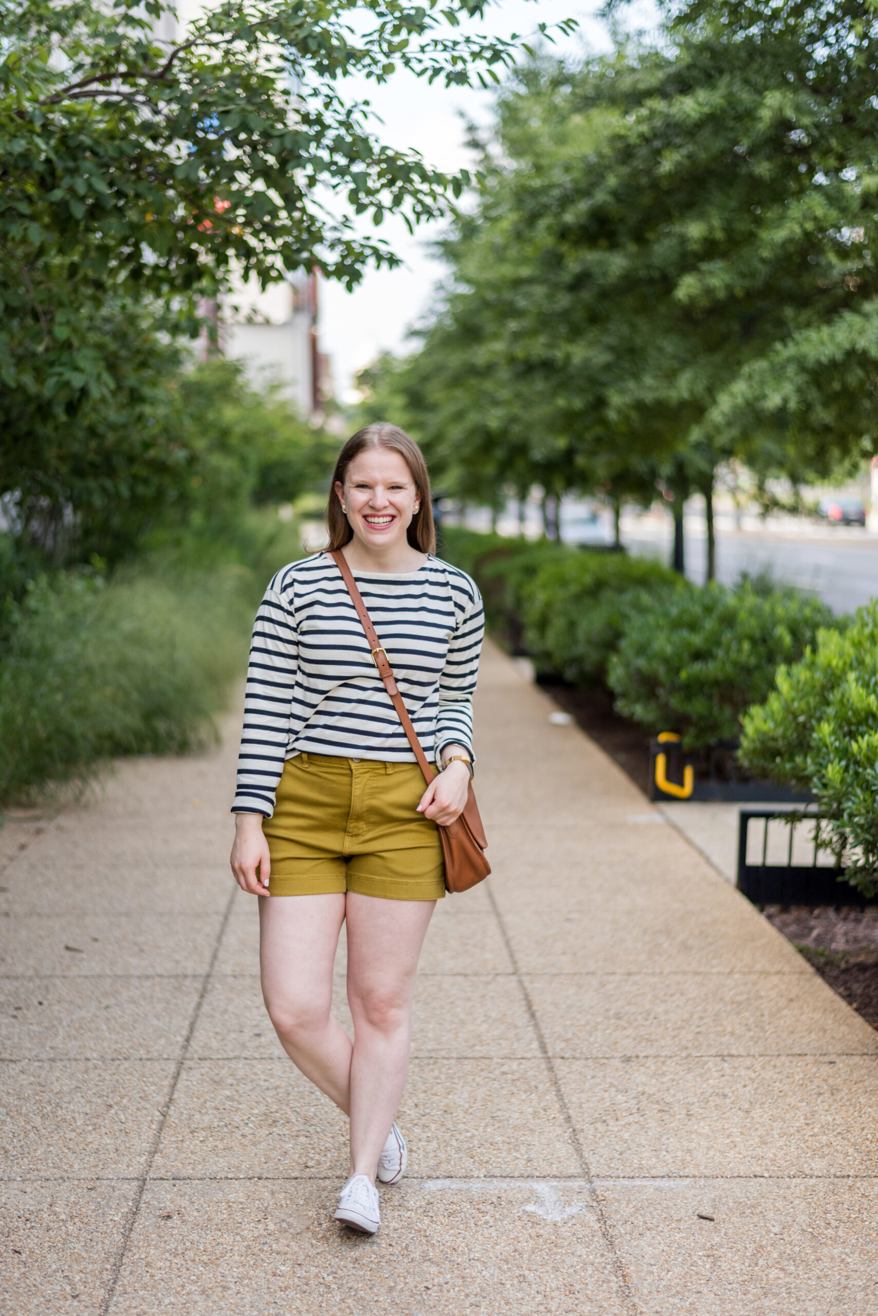 woman blogger wearing Everlane summer shorts with sneakers