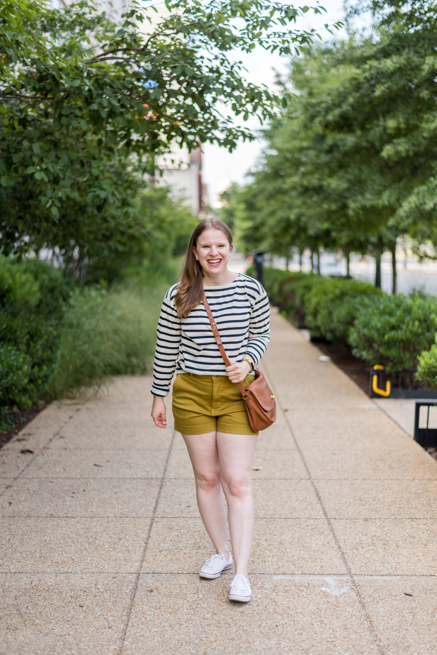 woman blogger wearing Everlane Cotton Twill Short