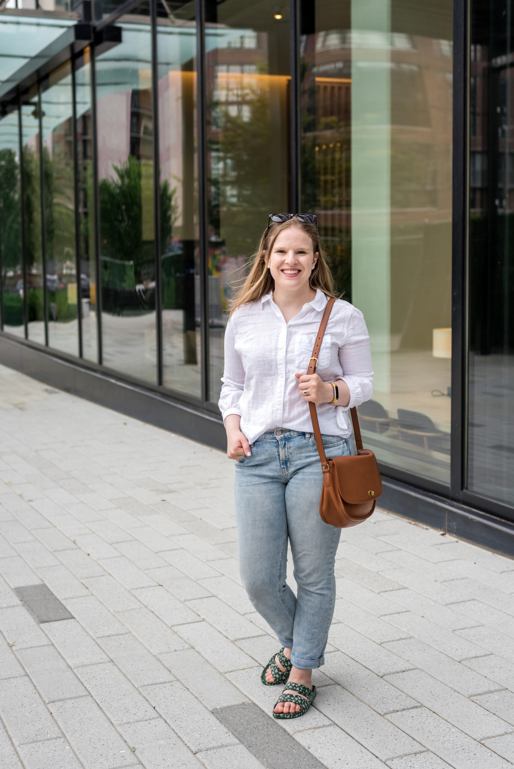 Woman wearing old navy boyfriend jeans for casuw