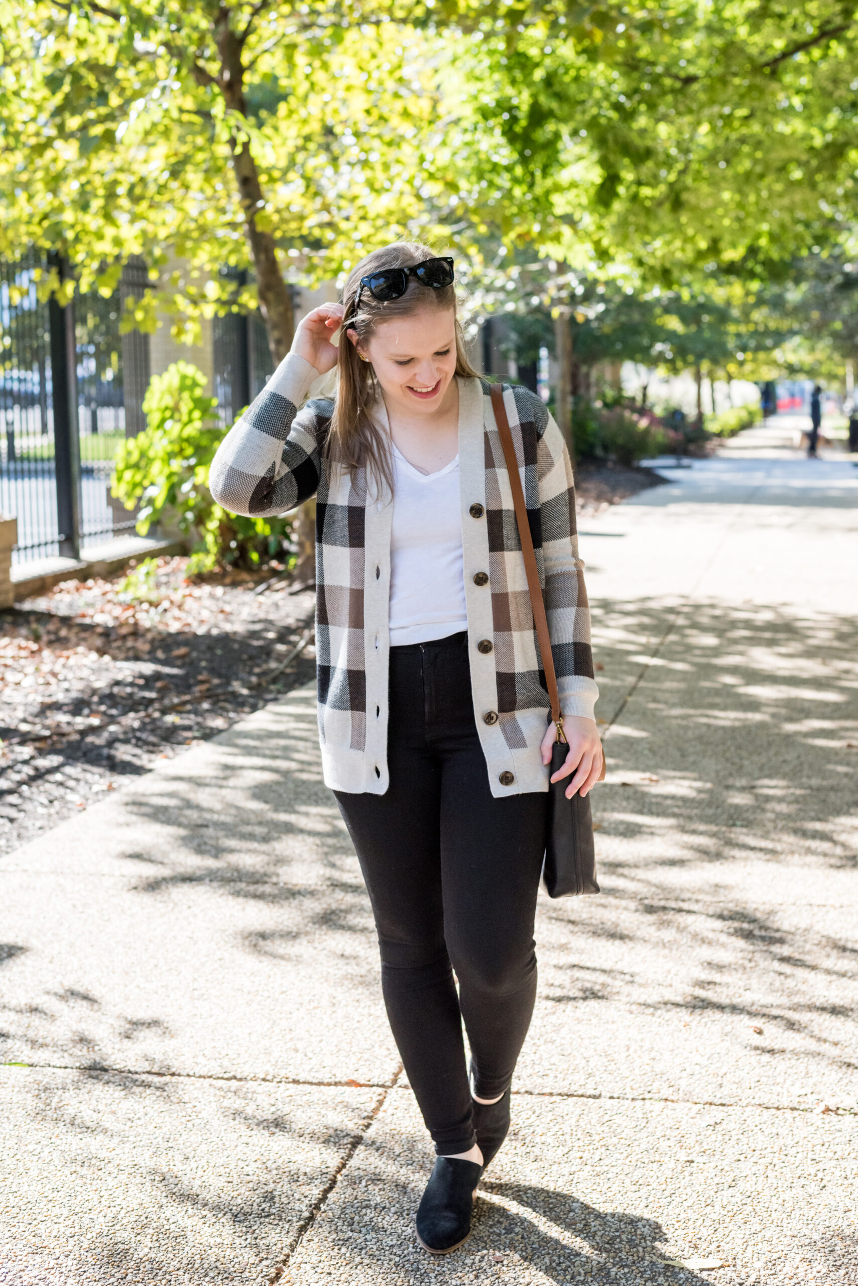 woman in Outfits to Wear With Clogs with sweater 