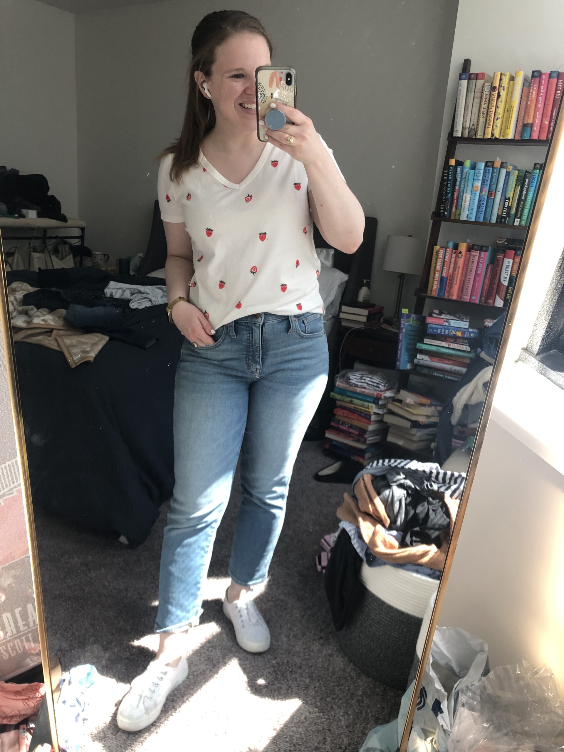 dc woman blogger wearing old navy v-neck strawberry print tee, madewell stovepipe jeans, superga white sneakers