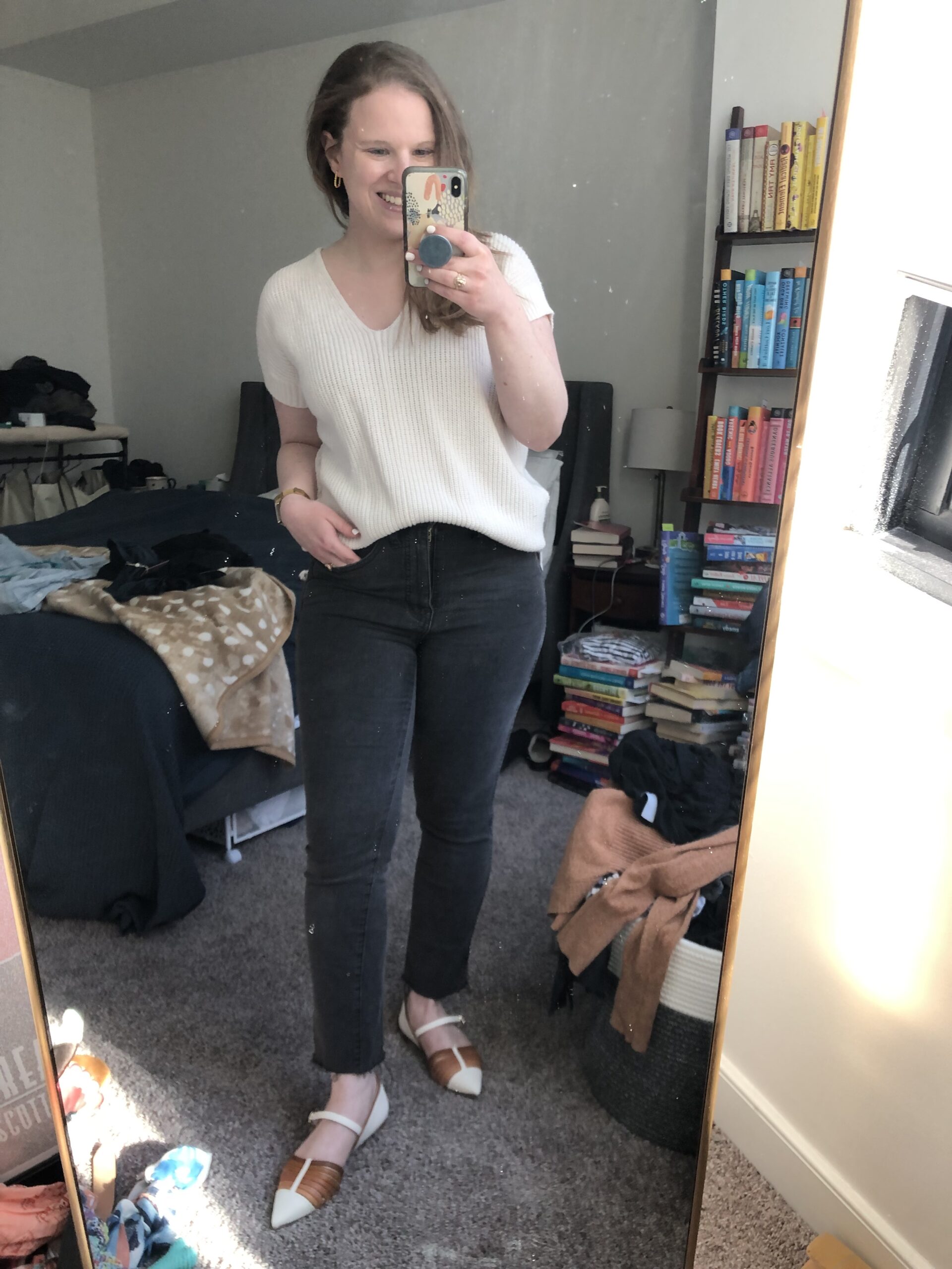 dc woman blogger wearing sarah flint Aet D'Orsay flats, madewell black stovepipe jeans, loft lightweight short sleeve v-neck sweater